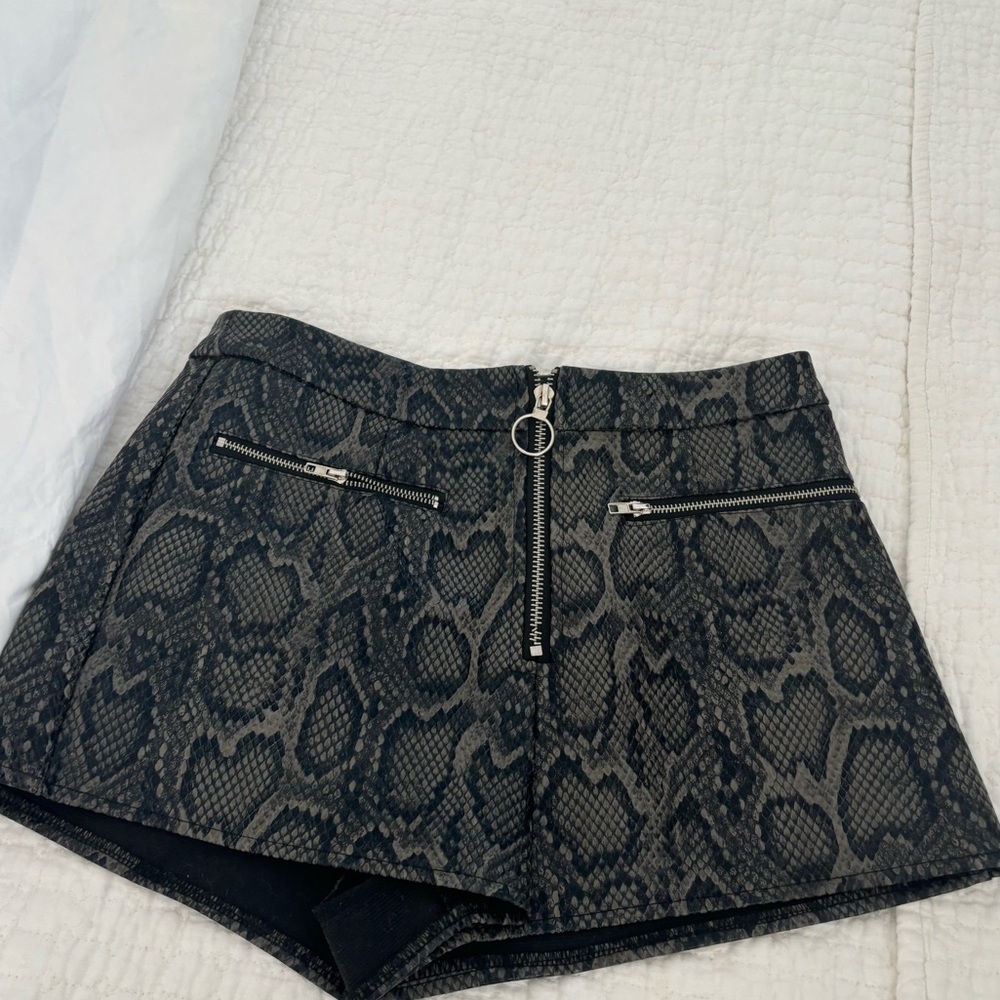 Olivaceous snake print size small shorts